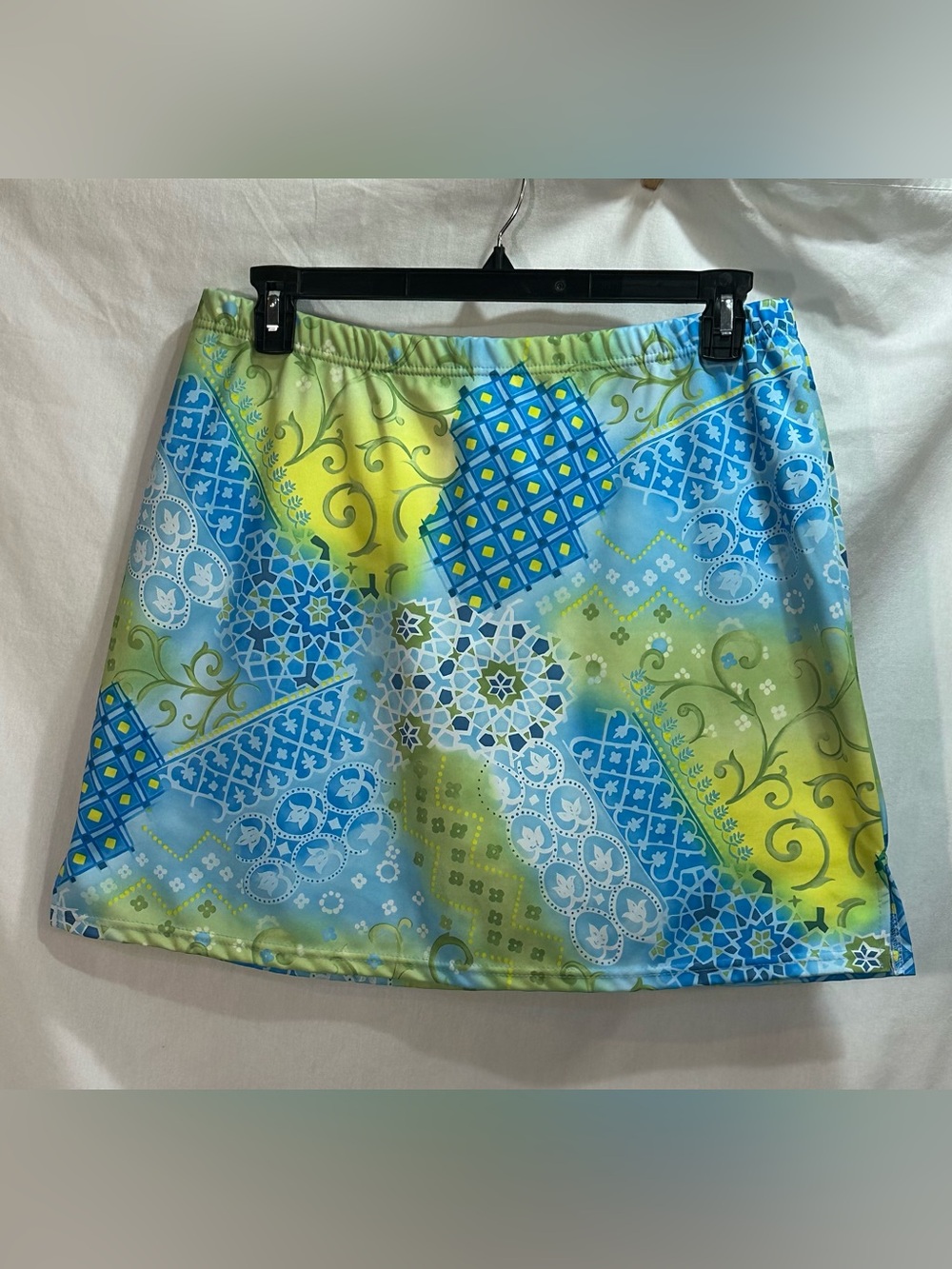 Fiorelli International Plus Floral Skort in Aqua & Lime Green print. Size 18/20
